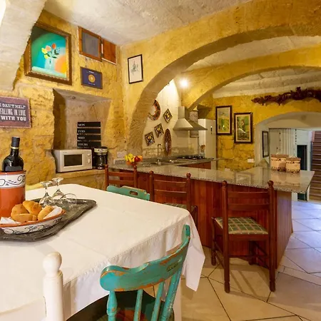 Authentic Gozitan House Sleeping Up To 21!